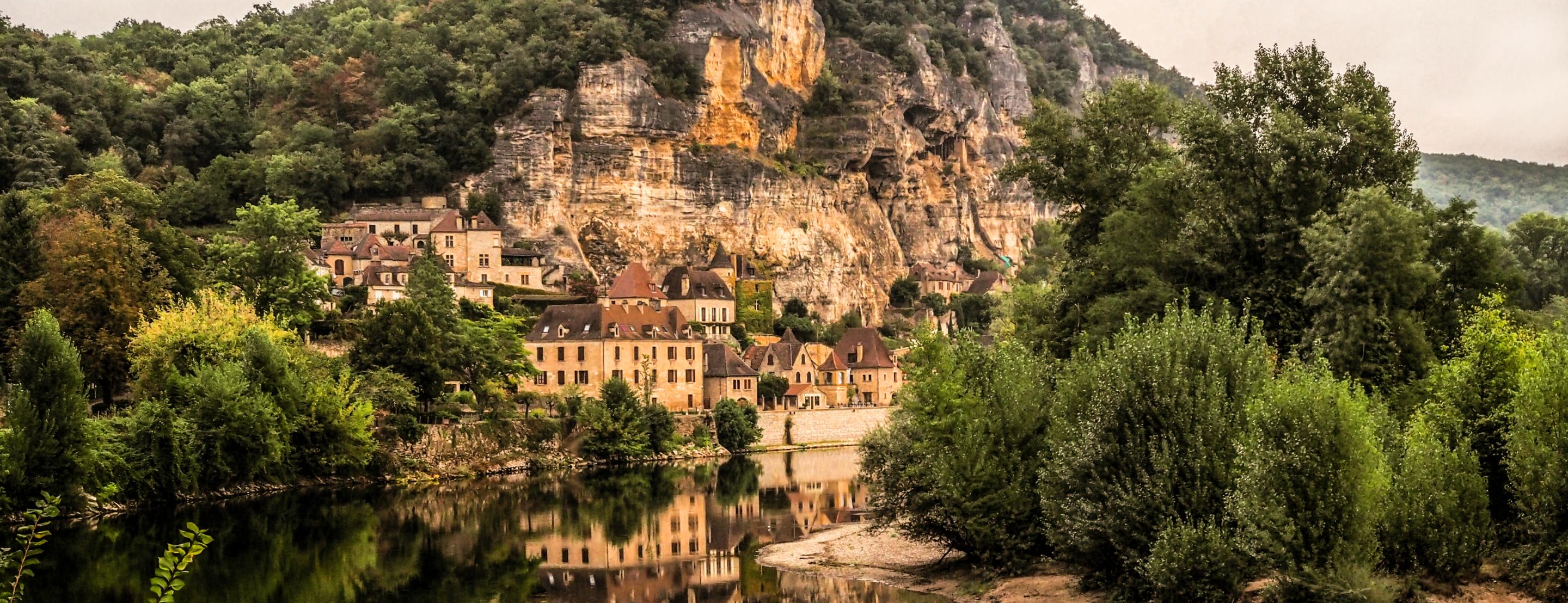 https://a.storyblok.com/f/319768/2880x1108/2887ef3dd6/dordogne.jpg