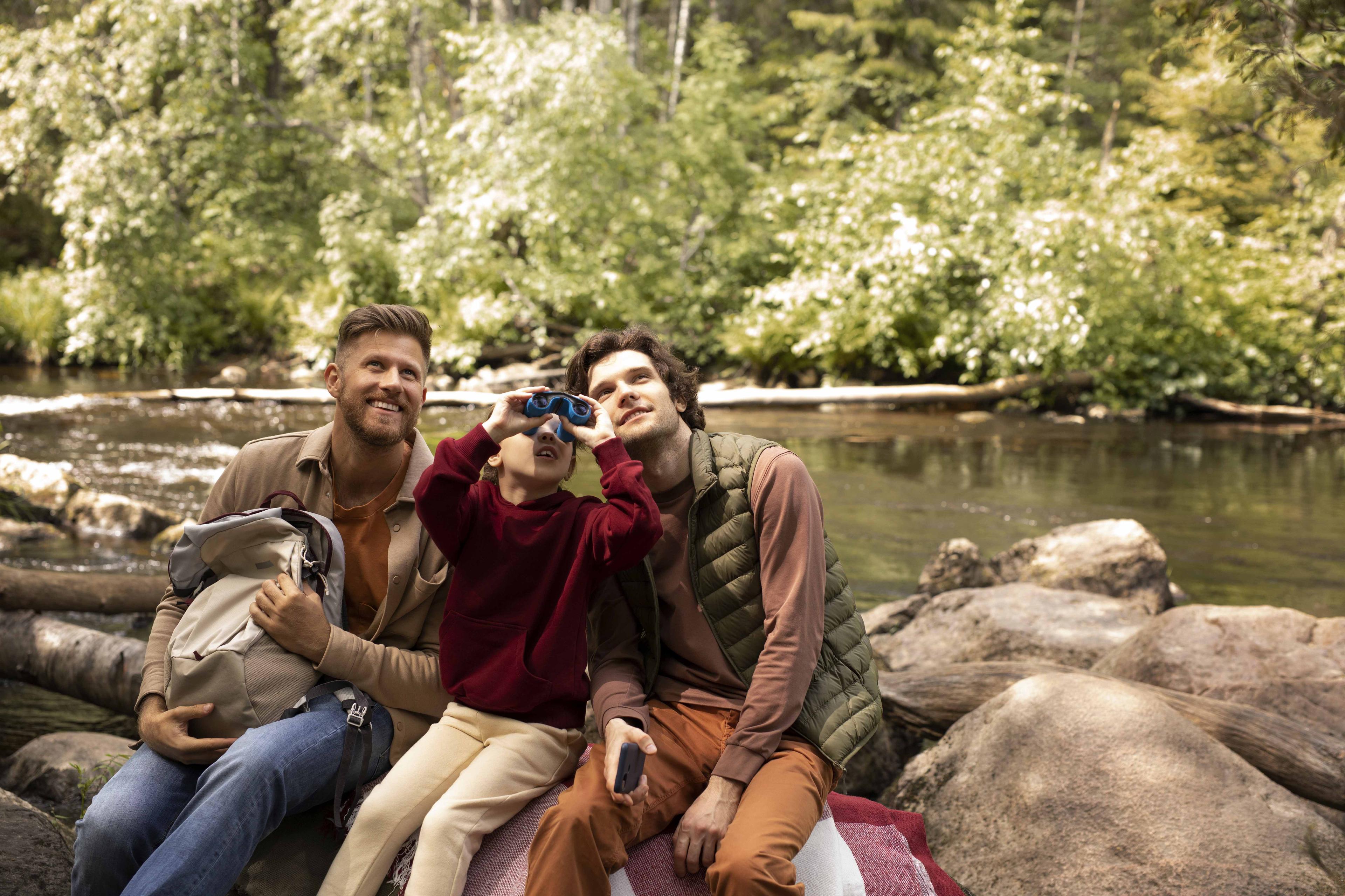 Famille-regarde-montagne